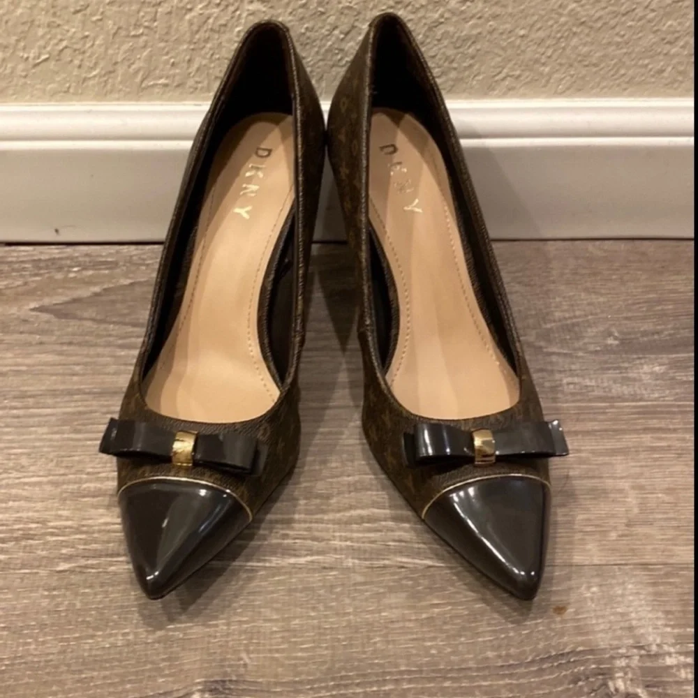 EUC DKNY Pointed Toe With Logo Heels, Size 8 / 38.5 Euro Brown with bow - Picture 4 of 14